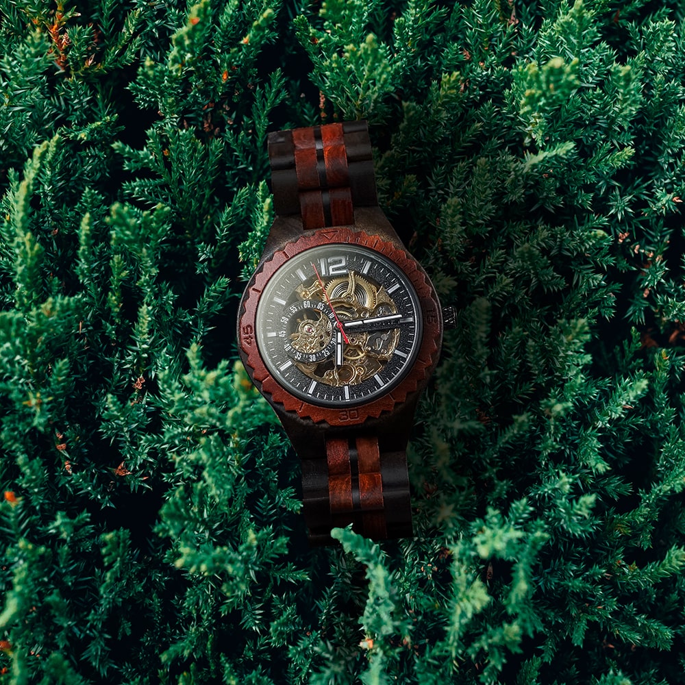 Davenport Uhr – Edles Skelett-Design mit natürlichen Holzakzenten