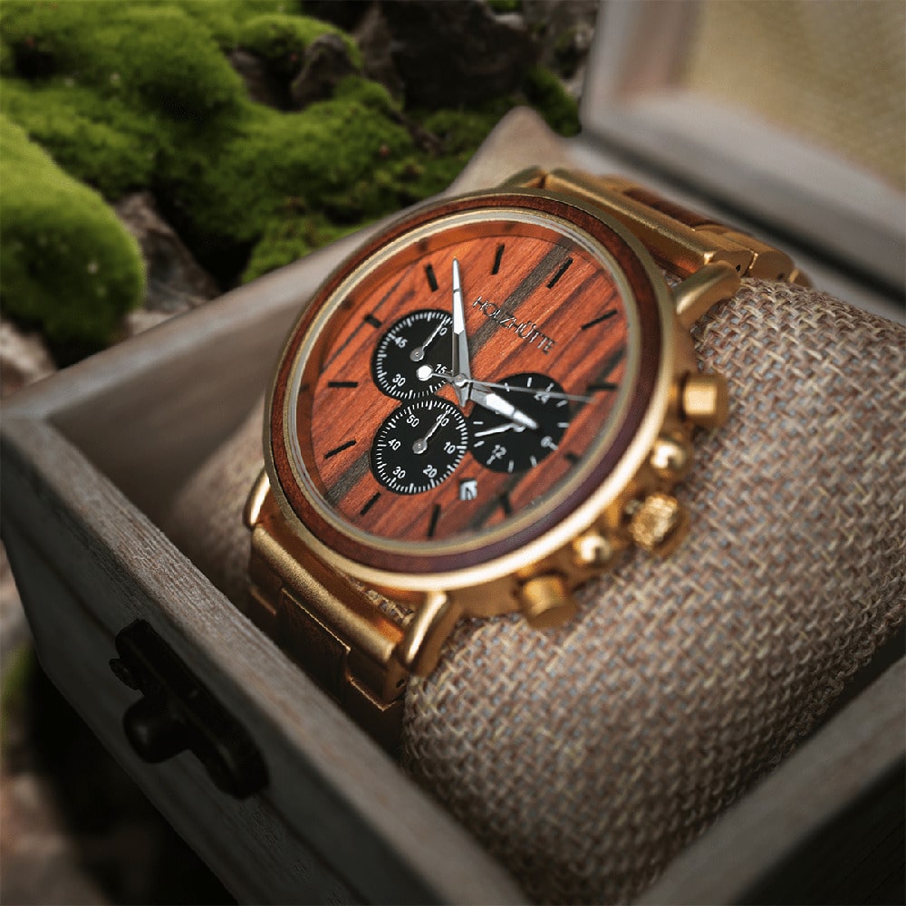 Goldene Holzuhr Manhattan – Nachhaltig und edel