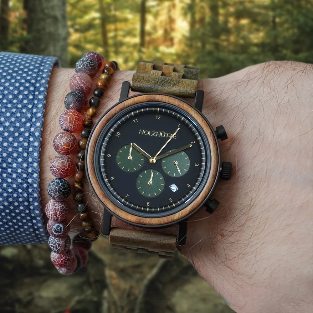 Hochwertige Holzuhr mit sanften Grüntönen - Stockholm