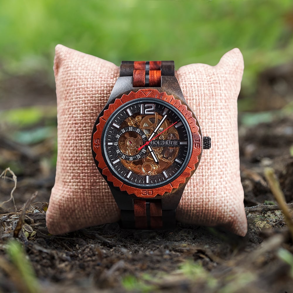 Skelettuhr Davenport – Präzises Handwerk im Holzgehäuse