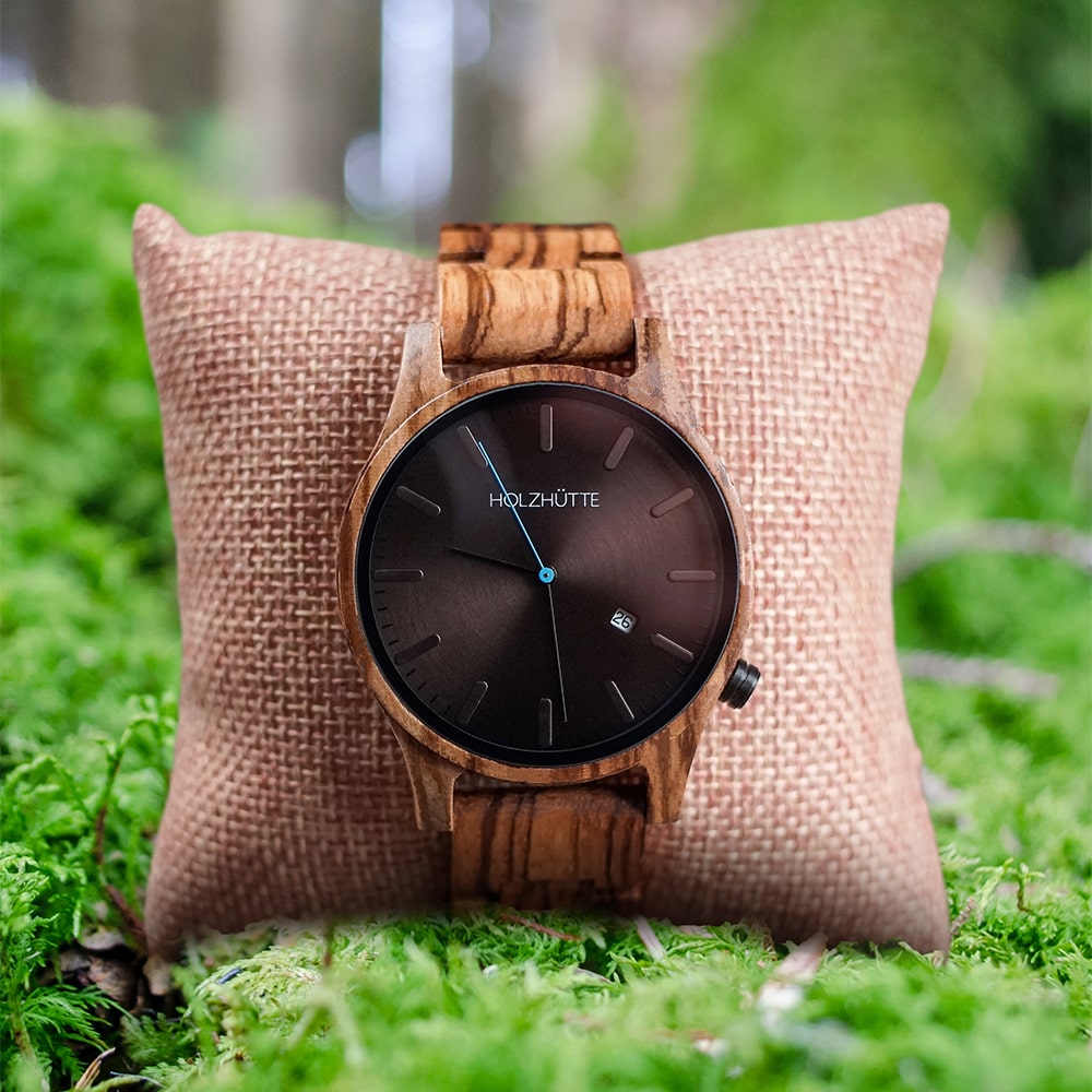 Holzhütte Richmond – Schwarze Holzuhr mit blauen Akzenten